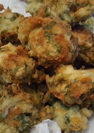 Una foto de Buñuelos de rúcula y muzzarella