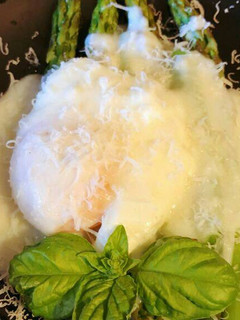 A picture of Asparagi uova in camicia e crema di parmigiano.