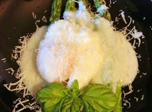 Foto di Asparagi uova in camicia e crema di parmigiano
