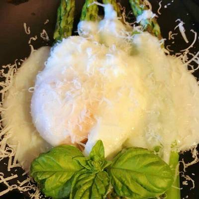 Ricetta Asparagi uova in camicia e crema di parmigiano di Ambar20 - Cookpad