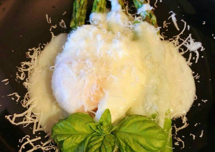 Asparagi uova in camicia e crema di parmigiano