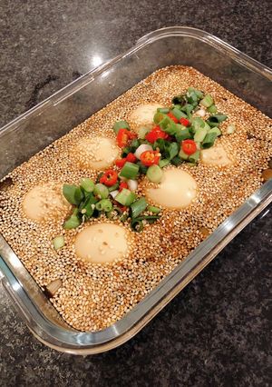 Hình của món Trứng lồng đào ngâm.