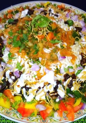 A picture of Bhale puri.