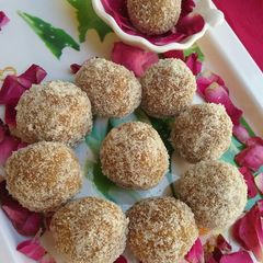 A picture of Nariyal laddu with besan twist ke sath.
