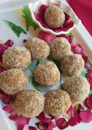 A picture of Nariyal laddu with besan twist ke sath.