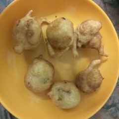 A picture of Gujju special batata vada.