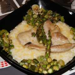Una foto de Secreto de cerdo con arroz al ajillo y verduras salteadas