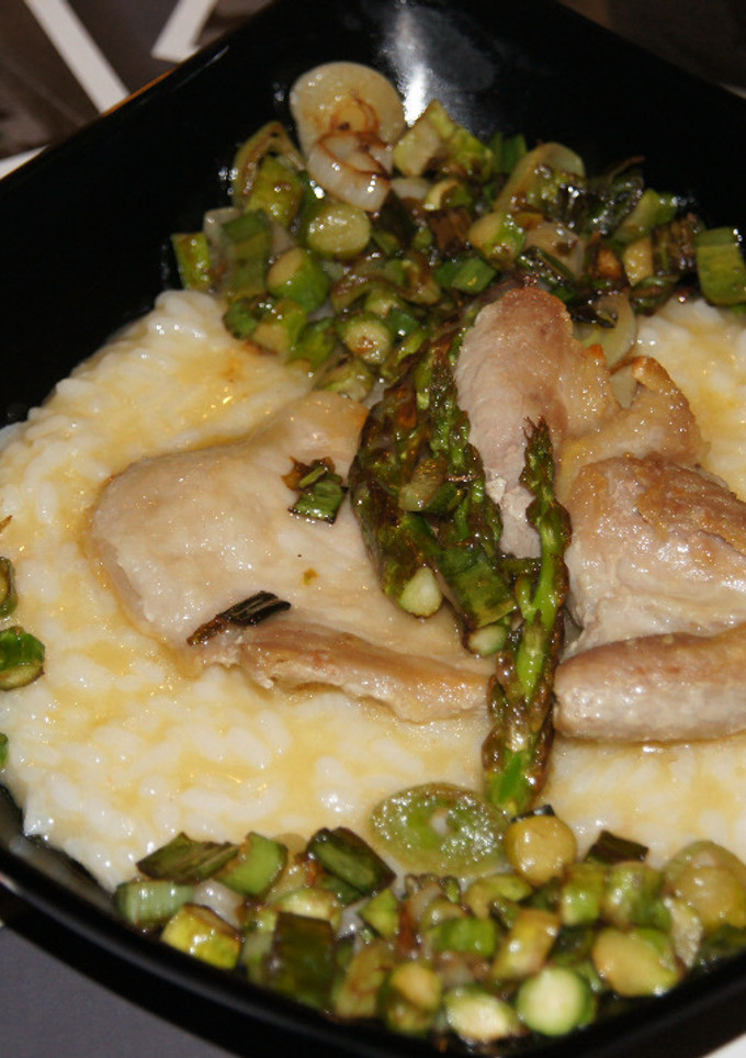 Una foto de Secreto de cerdo con arroz al ajillo y verduras salteadas