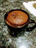Soufflé de chocolate en el microondas en una taza