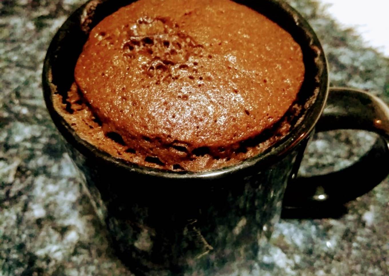 Soufflé de chocolate en el microondas en una taza
