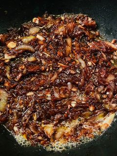 Hình của món Vào bếp cùng con: Onion jam hay mứt hành tây mặn ngọt với dấm dâu tằm.
