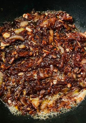 Hình của món Vào bếp cùng con: Onion jam hay mứt hành tây mặn ngọt với dấm dâu tằm.