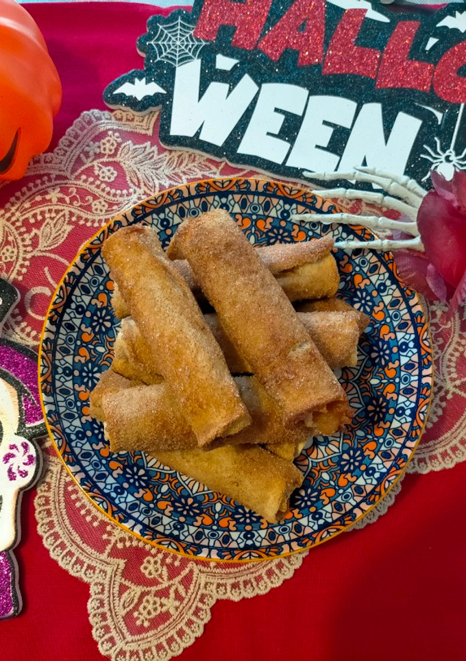 Una foto de Rollos de manzana y canela con pan de molde 🍎🍏🍞 al horno