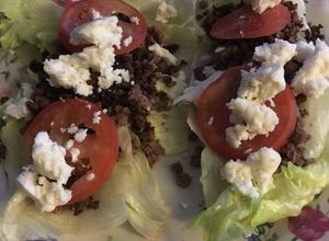 Una foto de Tacos de lechuga con carne molida