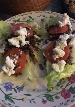 Una foto de Tacos de lechuga con carne molida