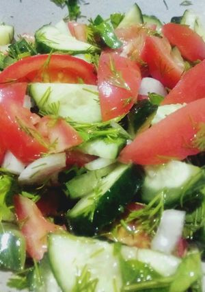 Фото Салат помидорки, огурчики и зелень 🍅☘.