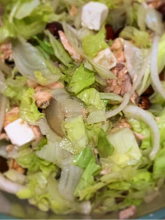 Una foto de Ensalada fresca de verano ¡con salmón y feta!
