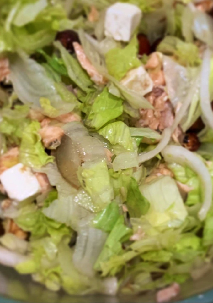 Una foto de Ensalada fresca de verano ¡con salmón y feta!