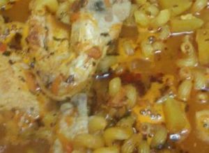 Una foto de Guisado de alitas de pollo con fideos colita de cerdo