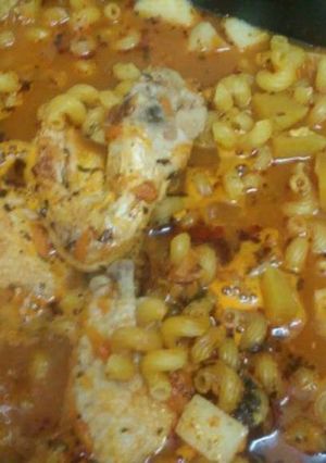 Una foto de Guisado de alitas de pollo con fideos colita de cerdo