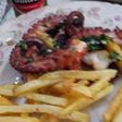 Pulpo plancha con salsa de ajo y perejil