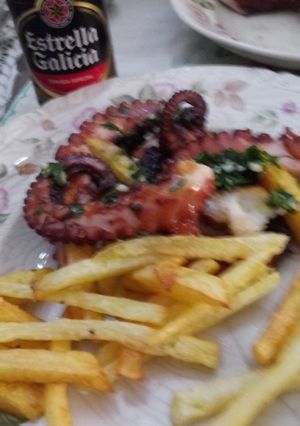 Una foto de Pulpo plancha con salsa de ajo y perejil