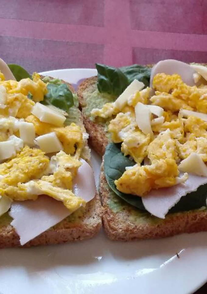 Una foto de Tostadas untadas con aguacate, espinaca, pavo y huevo revuelto