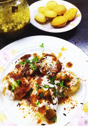 दही सौंठ गोलगप्पे(DAHI SAUNTH WALE GOLGAPPE RECIPE IN HINDI) रेसिपी मुख्य फोटो