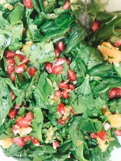 Una foto de Ensalada con granada y salsa de yogurt