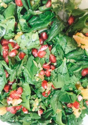 Una foto de Ensalada con granada y salsa de yogurt