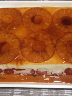 Una foto de Tarta de piña y fresas
