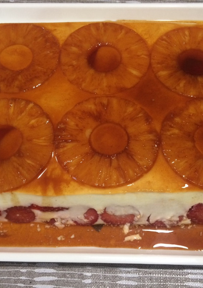 Una foto de Tarta de piña y fresas