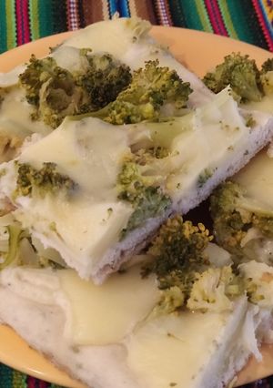 Una foto de Pizza con brócoli y salsa blanca (a la Laura)