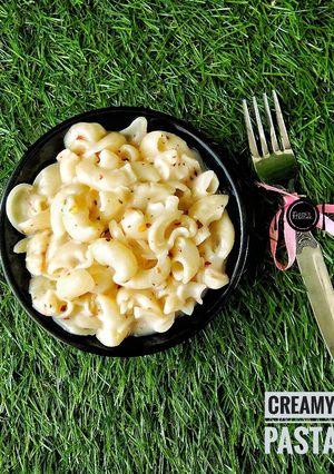 A picture of Creamy white pasta.