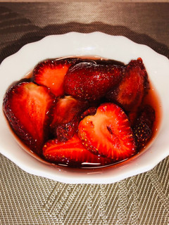 Una foto de Frutillas en almíbar con crema