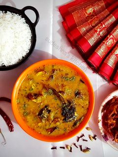 A picture of Muri Ghonto (Fish head curry with lentils).