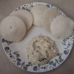 Idli and coconut chutney A picture of Idli and coconut chutney.