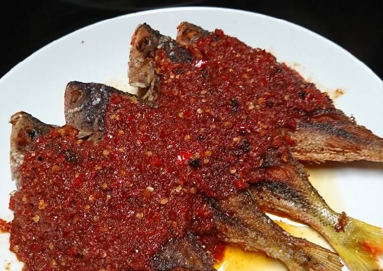 Bagaimana mengolah Ikan Goreng Rica-Rica yang enak