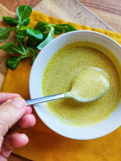Una foto de Salsa vinagreta de curry con yogurt para ensaladas