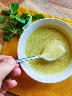 Una foto de Salsa vinagreta de curry con yogurt para ensaladas