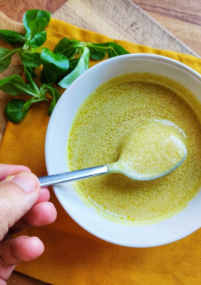 Una foto de Salsa vinagreta de curry con yogurt para ensaladas