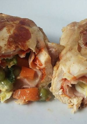 Una foto de Pechugas rellenas con jamón, huevo y verduritas