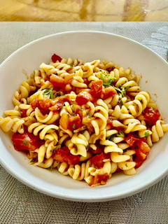 Una foto de Fideos con tomate fresco