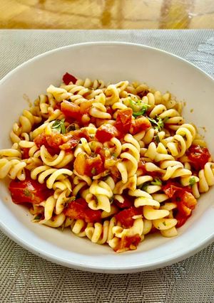 Una foto de Fideos con tomate fresco