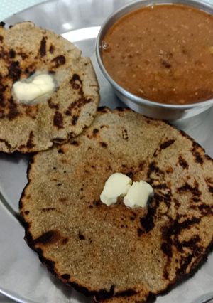 बाजरे की रोटी और उड़द दाल (bajre ki roti aur urad dal recipe in Hindi) रेसिपी मुख्य फोटो