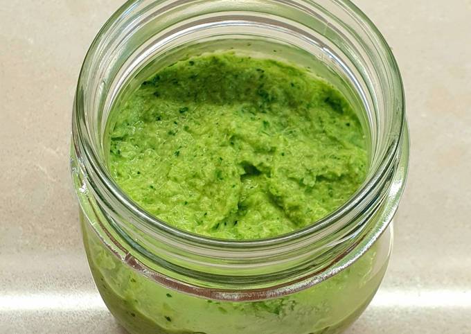 Guida passo passo a Preparare Fatto in casa Pesto piccante di cavolo nero (con gli scarti)