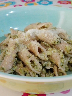 Una foto de Pasta integral de Espelta con brócoli salsa pesto
