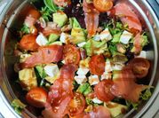 Una foto de rúculas y aguacate