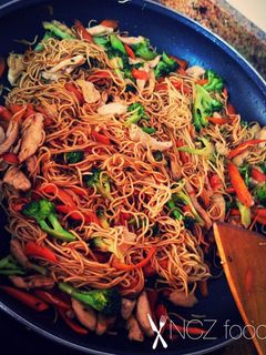 Una foto de Noodles con brócoli, zanahoria y pollo 🐓 🥕🥦🍜