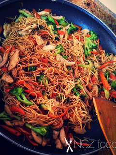 Una foto de Noodles con brócoli, zanahoria y pollo 🐓 🥕🥦🍜